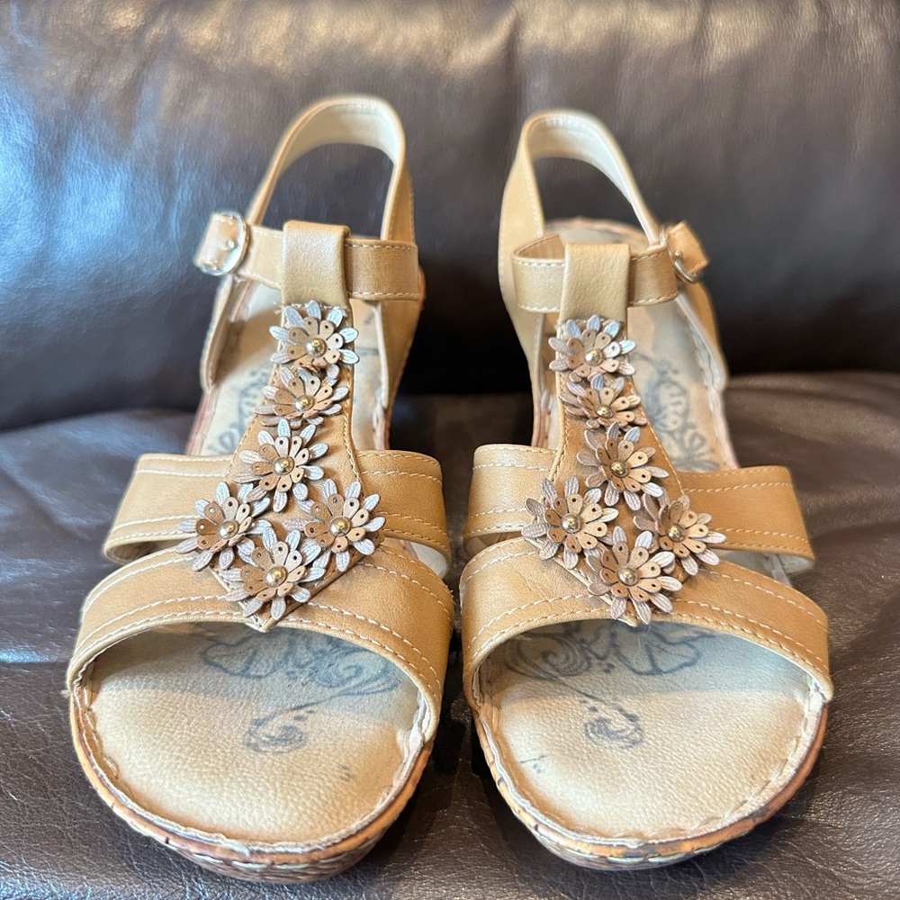 Kozi Women’s Size 8 “Hilda” Wedge Shoe - Picture 1 of 4